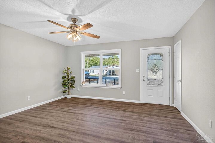 Property Photo: 6439 Kennington Cir FL 32570