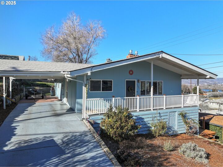 Property Photo:  1509 Quinton St  OR 97058 