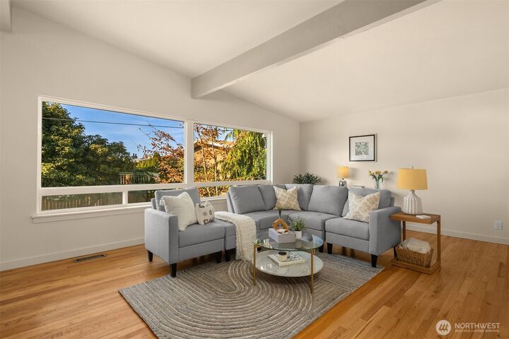 Property Photo: 625 Aloha Way WA 98020