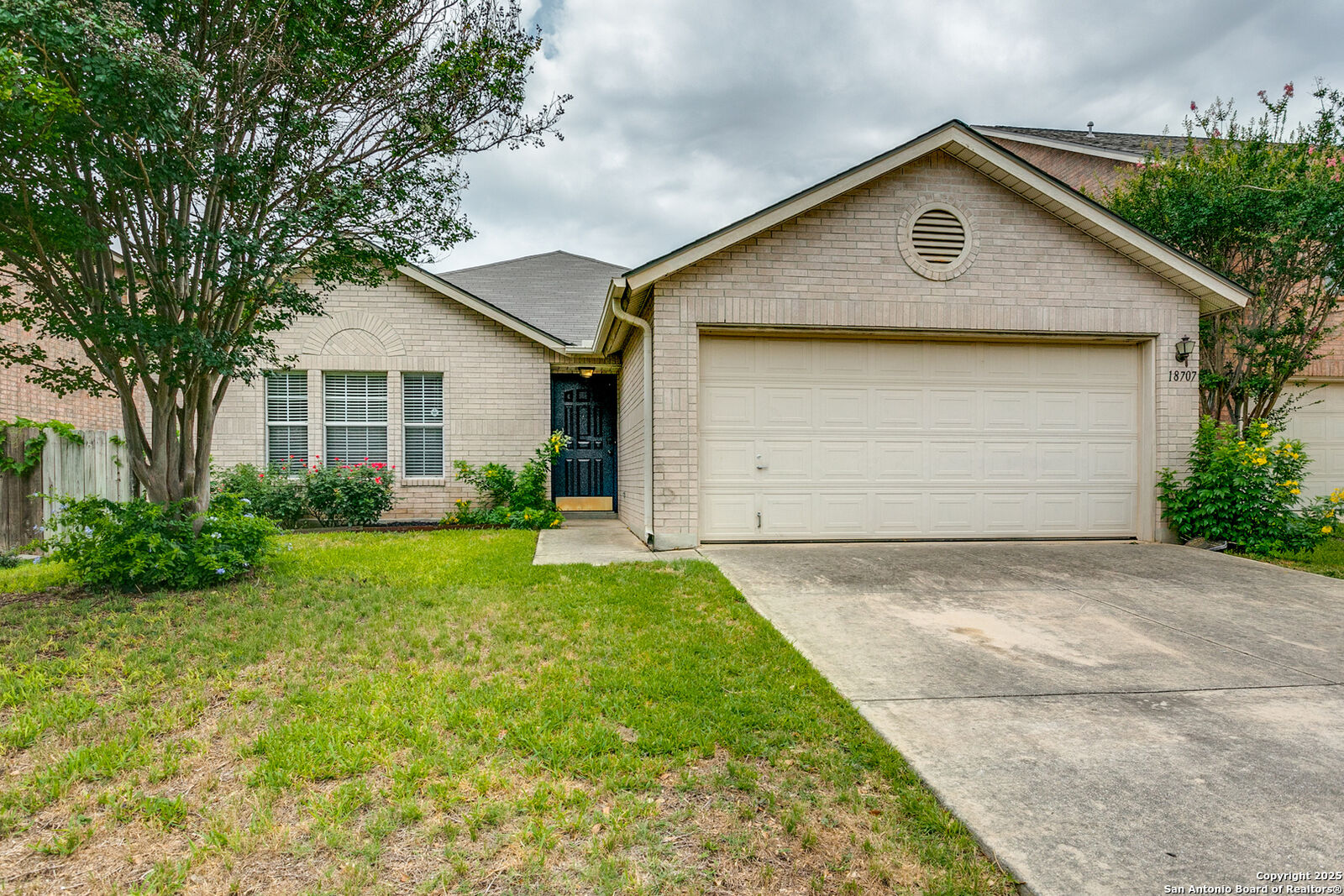 Property Photo: 18707 Legend Oaks TX 78259