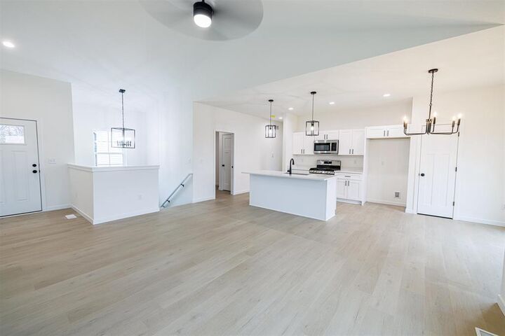 Property Photo:  502 Ridge Court  WI 53576 