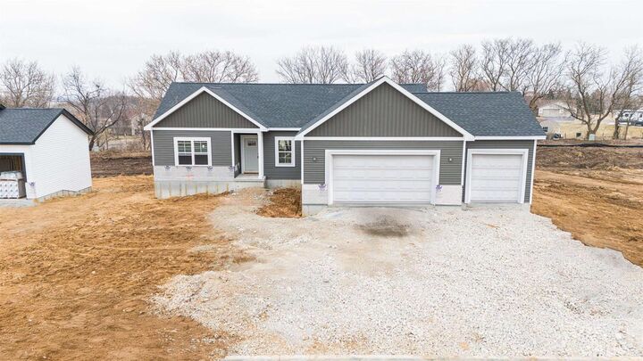 Property Photo:  412 Ridge Court  WI 53576 