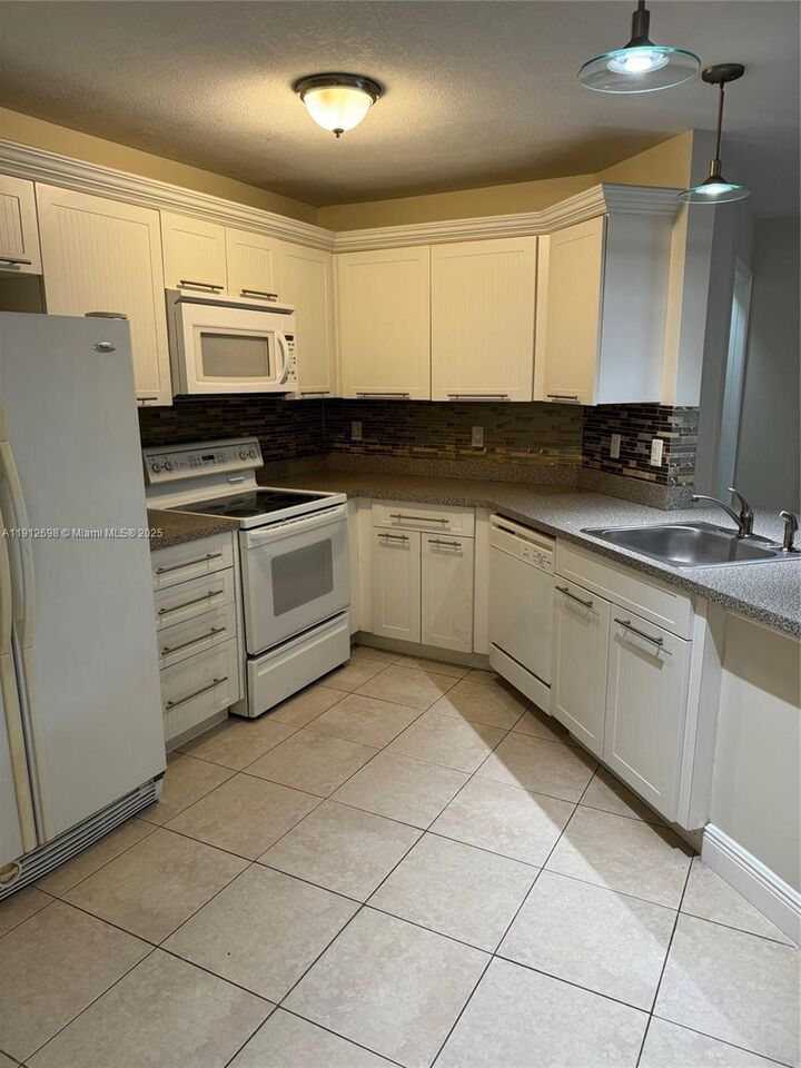 Property Photo:  4025 W McNab Rd E109  FL 33069 