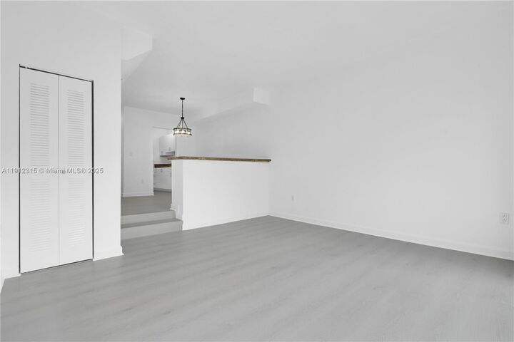 Property Photo: 10900 SW 104th St 121 FL 33176