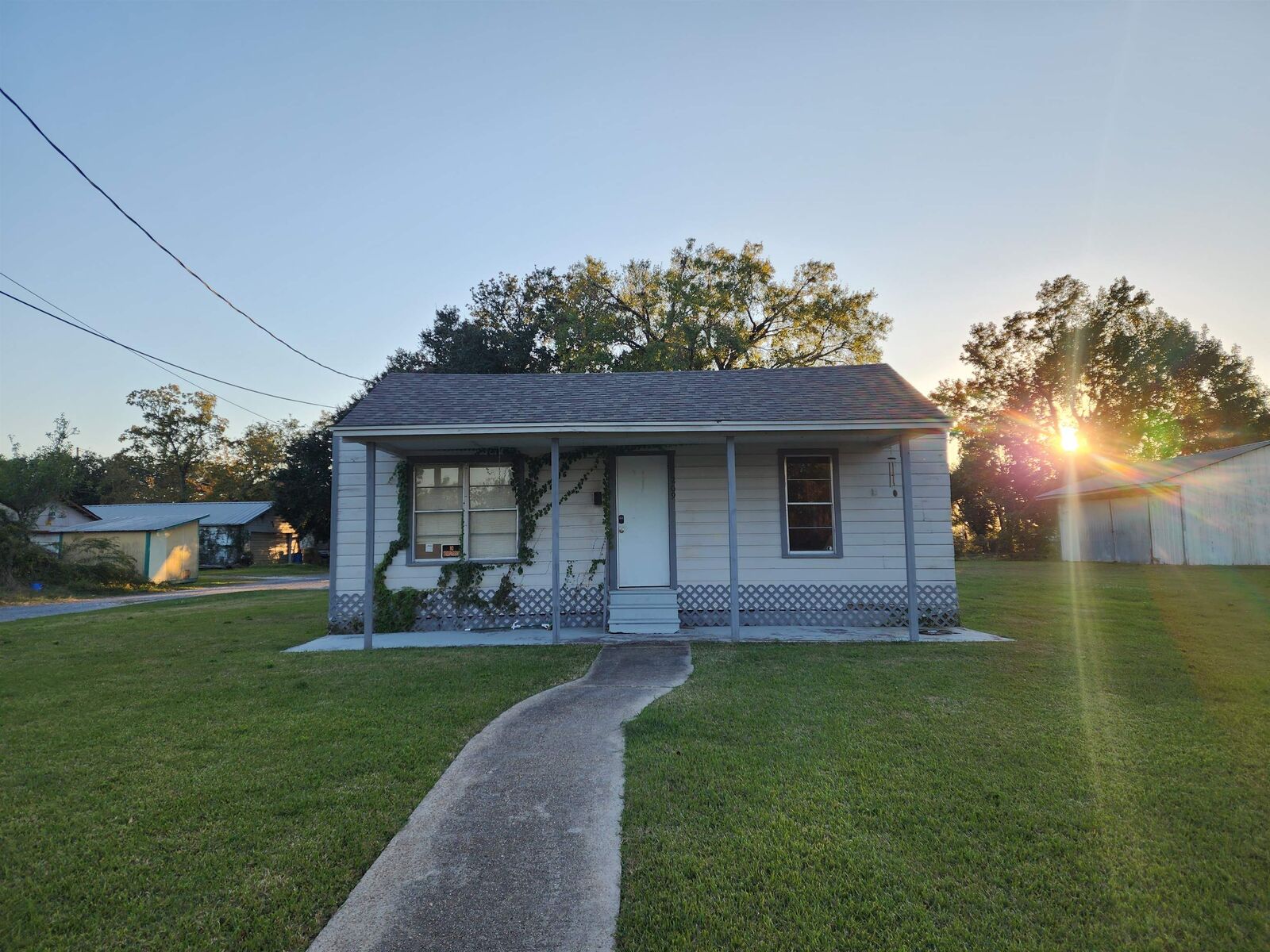 Property Photo: 209 Kentucky TX 77630