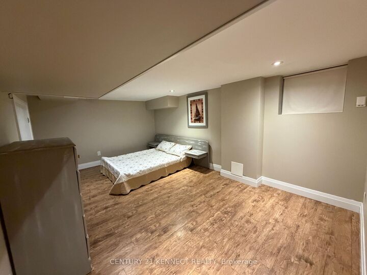 Photo de la propriété:  245 Nairn Avenue  ON M6E 4H5 