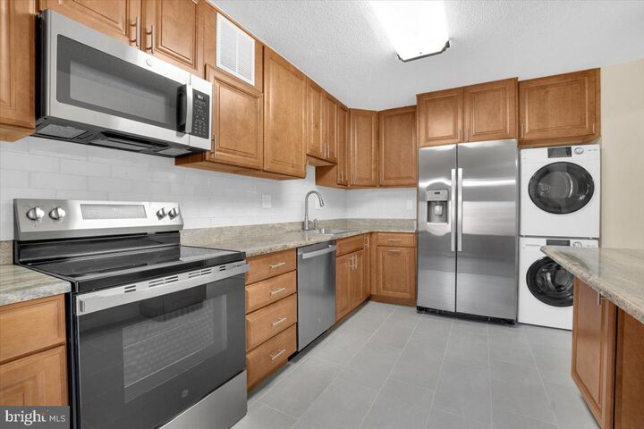 Property Photo: 309 Yoakum Parkway 815 VA 22304