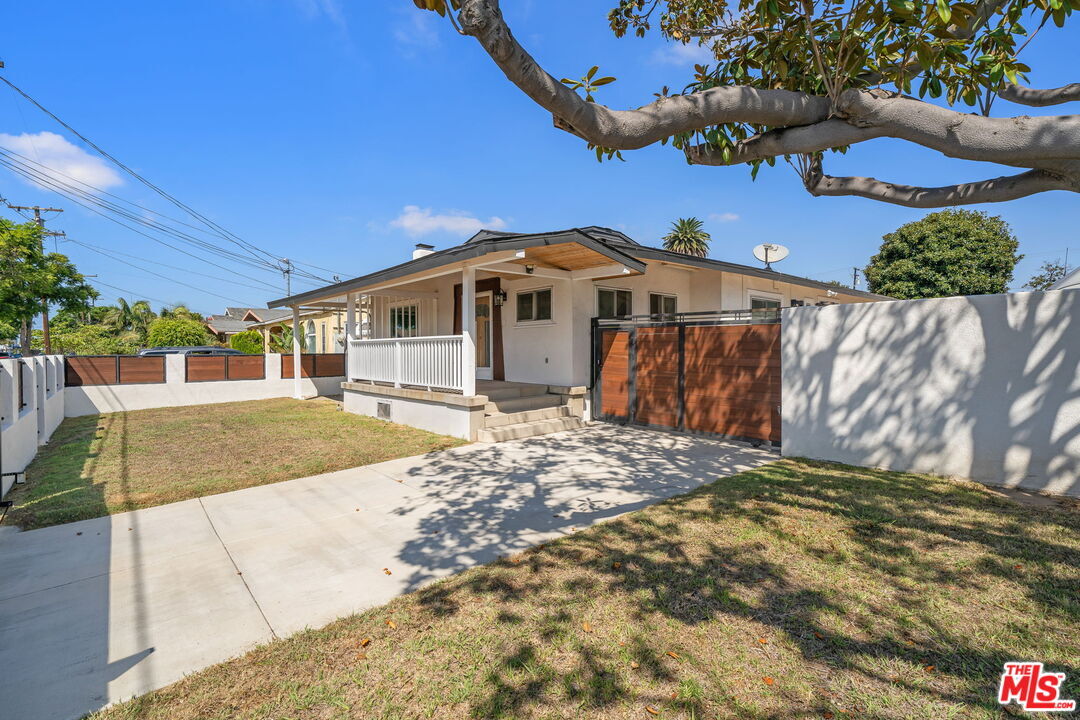 Property Photo: 519 Elm Ave CA 90301