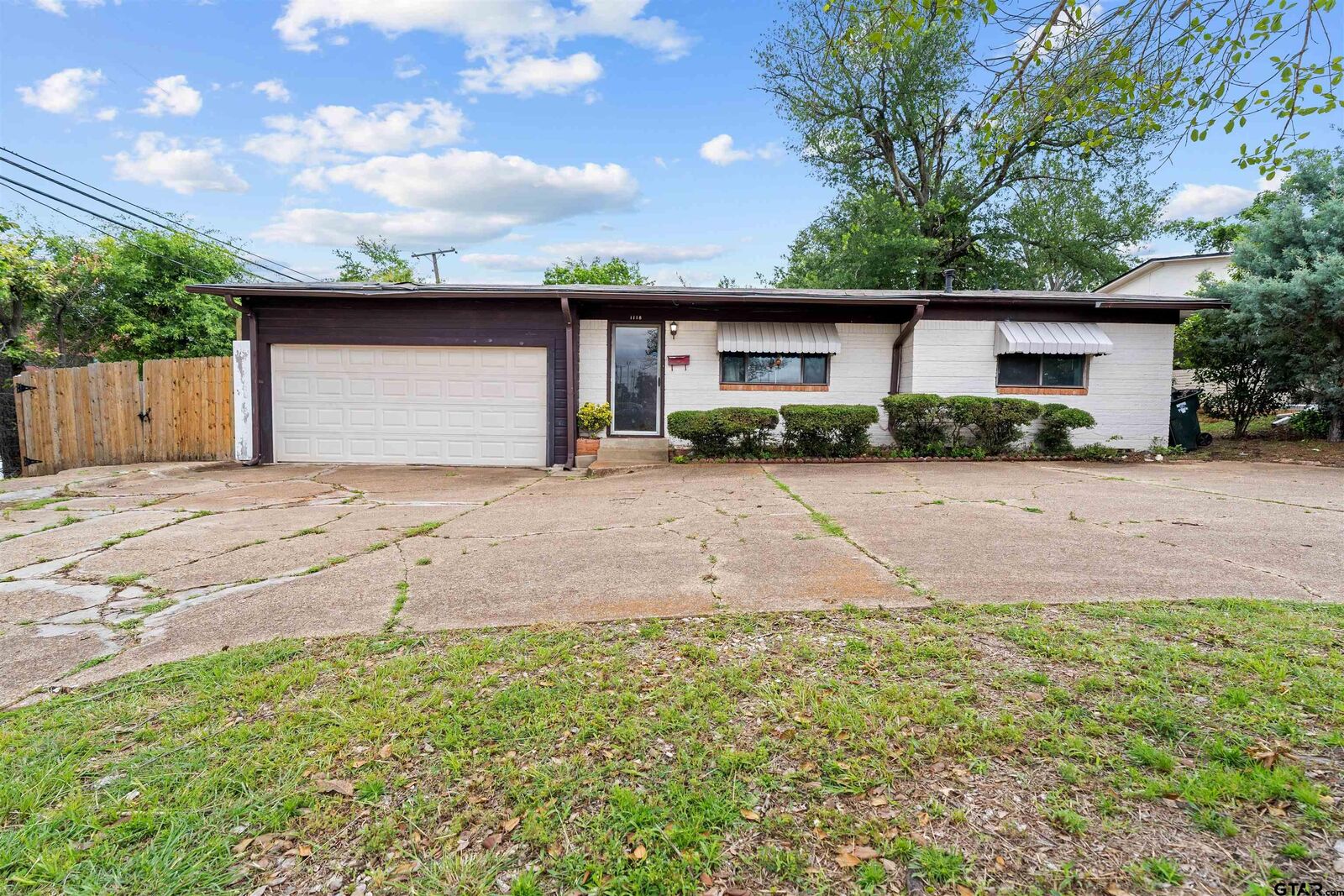 Property Photo: 1118 S Fleishel Avenue TX 75701