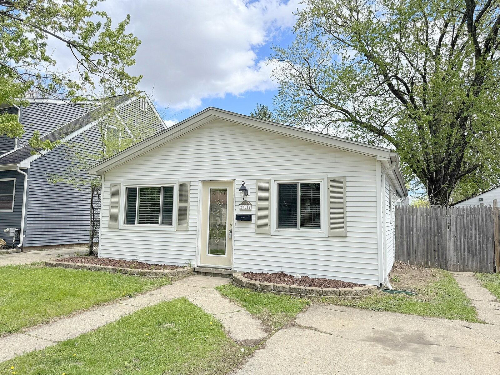 Property Photo:  27042 Brettonwoods Street  MI 48071 