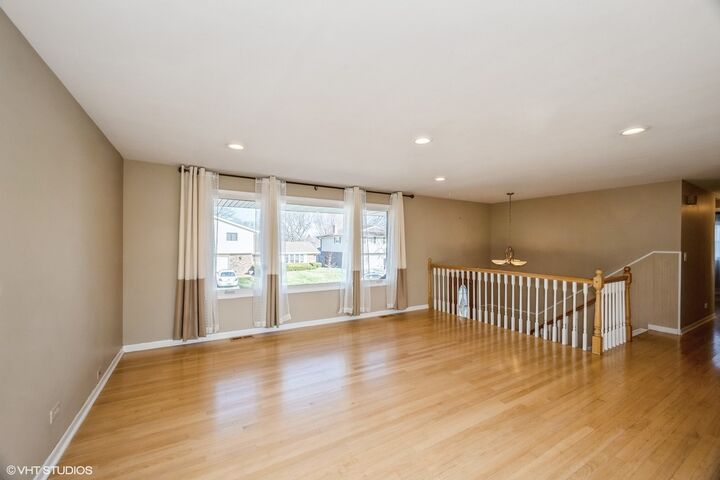 Property Photo:  829 Pinehurst Lane  IL 60193 