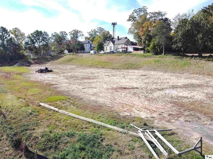 Property Photo: 300 E Georgia Avenue LA 71270