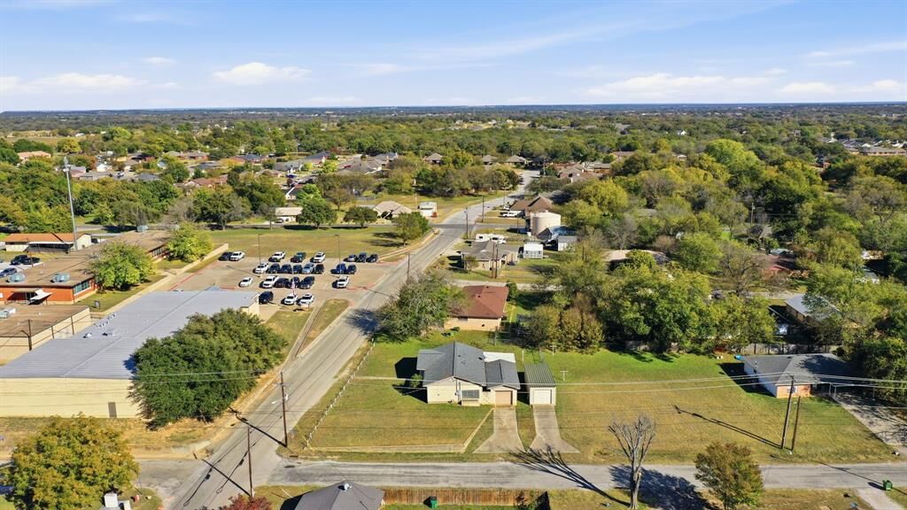 Property Photo:  300 E 5th Street  TX 76082 