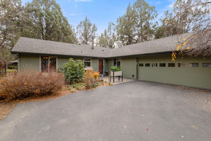 Property Photo: 20743 Blacksmith Circle OR 97702