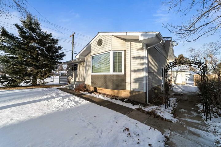 Property Photo:  4913 47 Avenue  AB T0B 1N0 