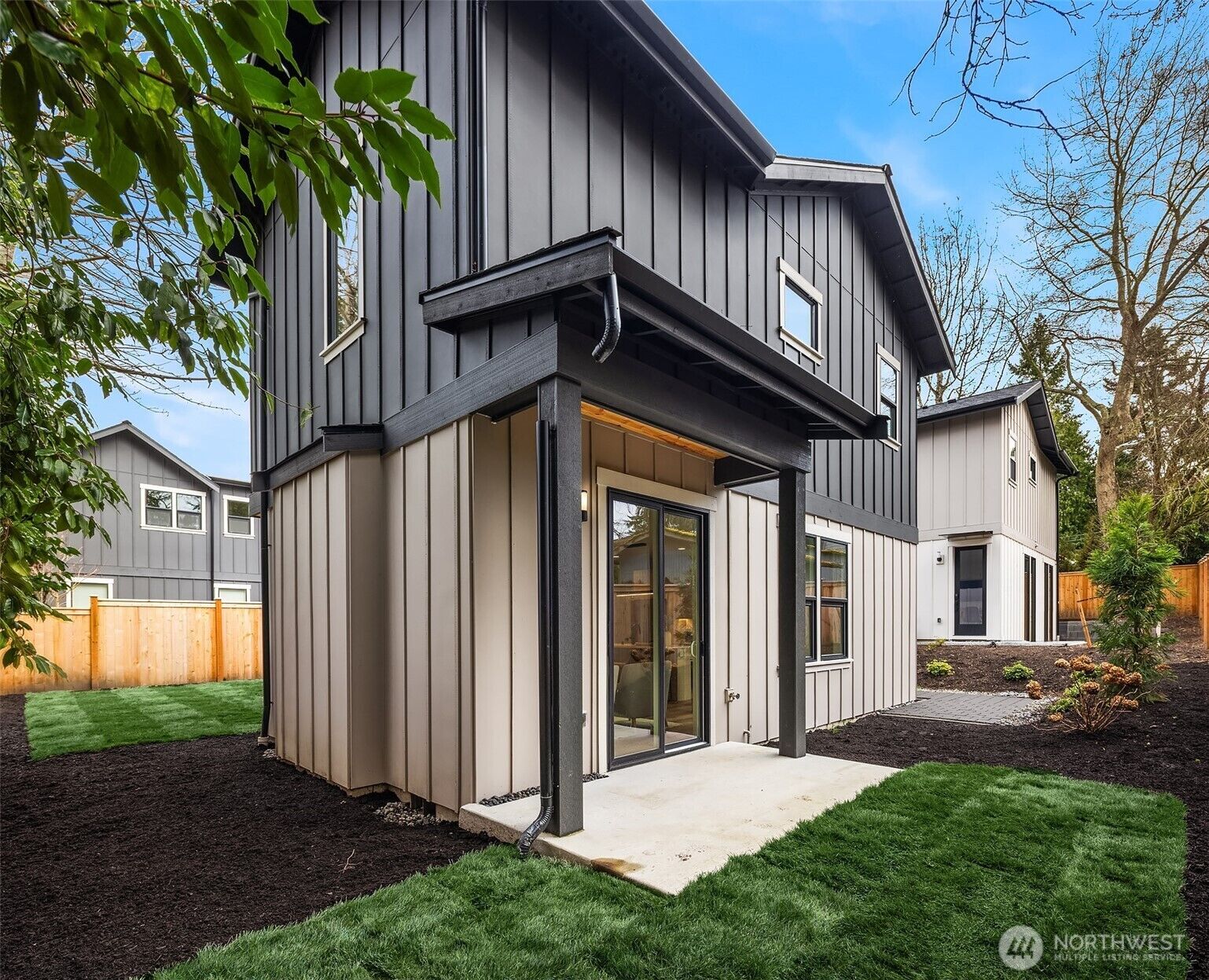 Property Photo:  817  18th Avenue W  WA 98033 