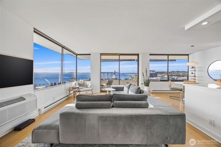 Property Photo:  521  5th Avenue W 402  WA 98119 