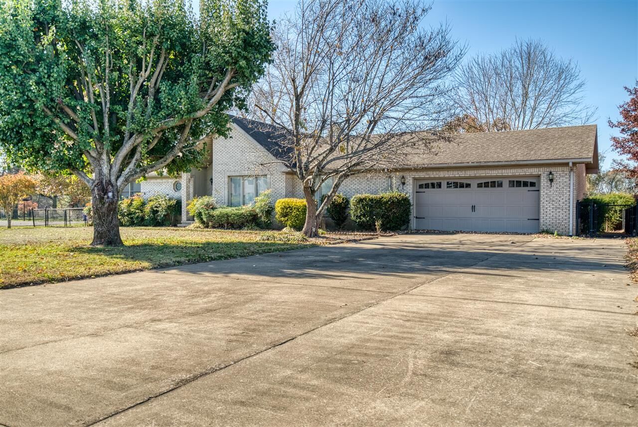 Property Photo: 302 Birdie Circle KY 42276