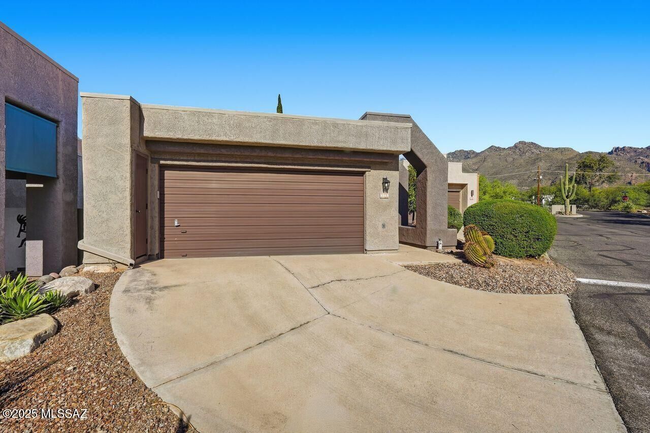 Property Photo: 5565 N Sapphire Drive AZ 85750