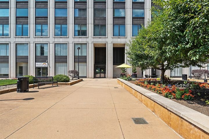 Property Photo: 320 Fort Duquesne Blvd 14O PA 15222