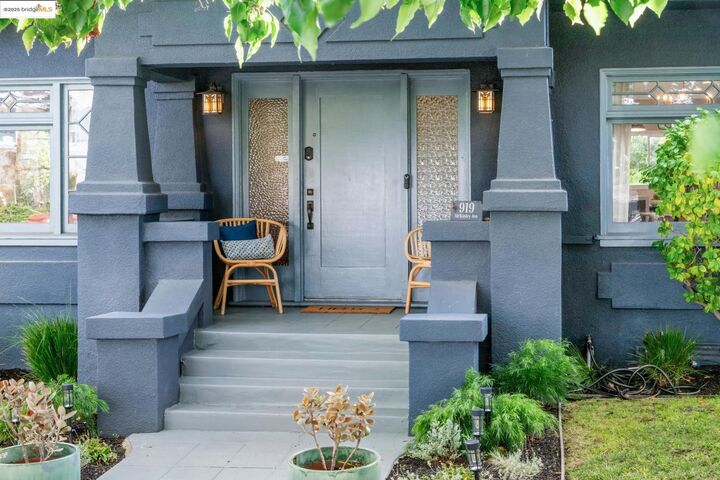 Property Photo: 919 McKinley Ave CA 94610