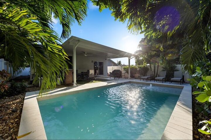 Property Photo: 325 NE 34th St FL 33334