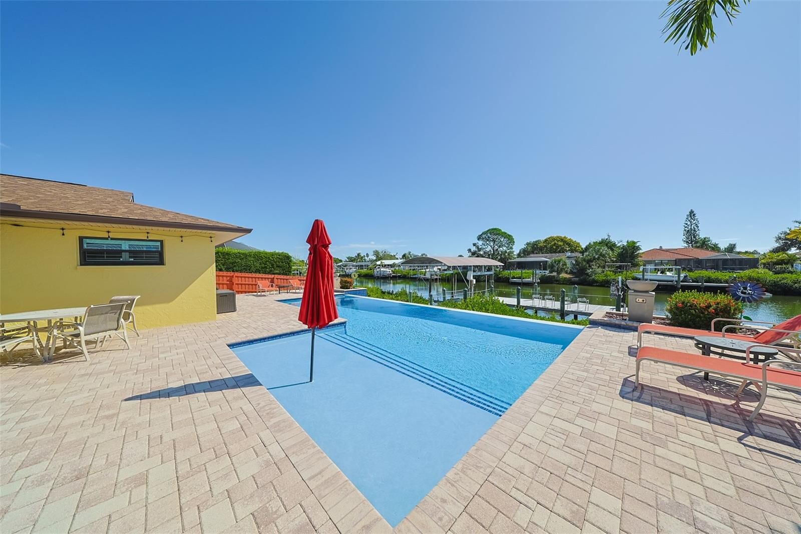 Property Photo: 914 Chipaway Drive FL 33572