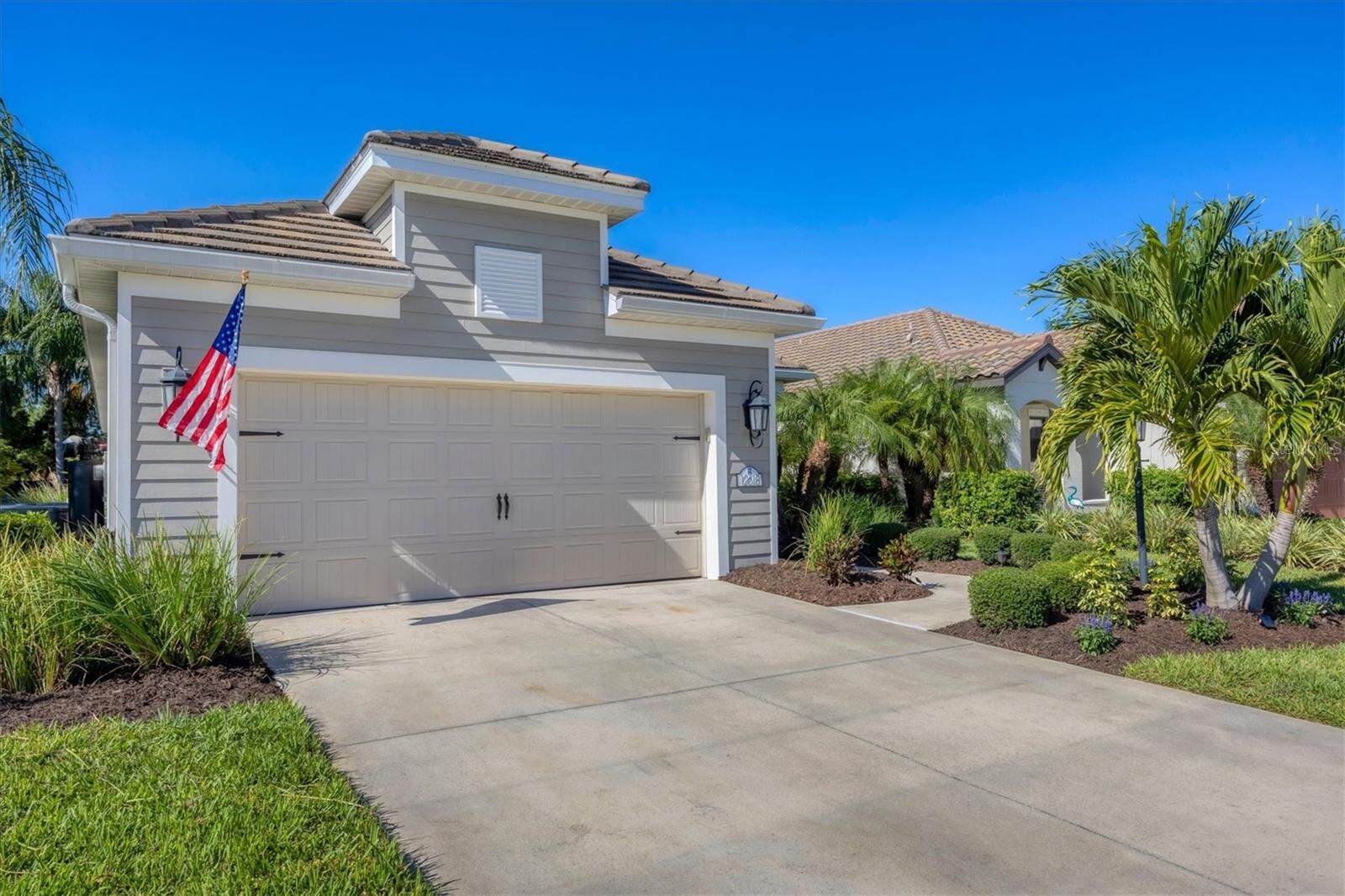 Property Photo: 12618 Coastal Breeze Way FL 34211