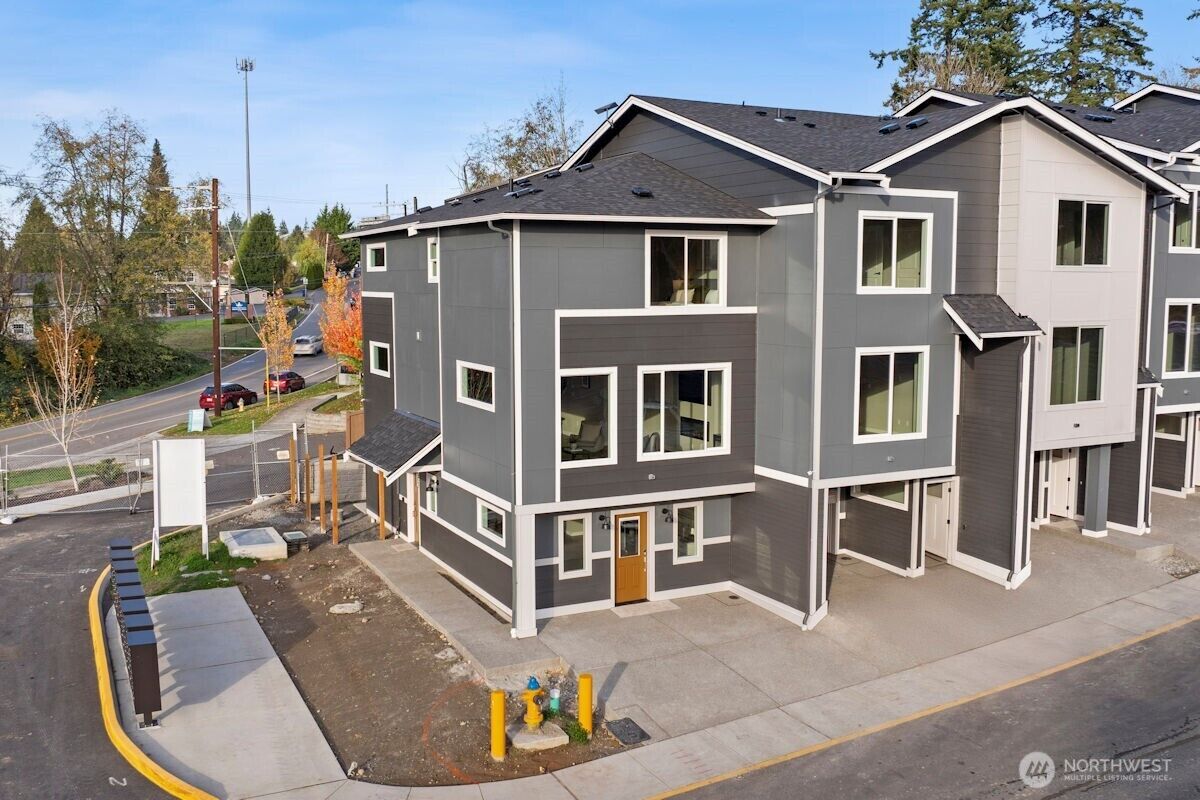 Property Photo: 16823 Alder Way E8 WA 98037