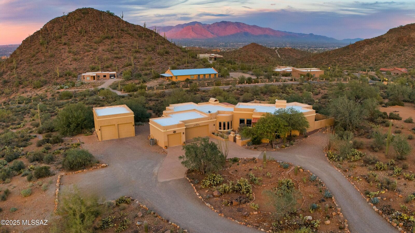 Property Photo:  6539 W El Camino Del Cerro  AZ 85745 