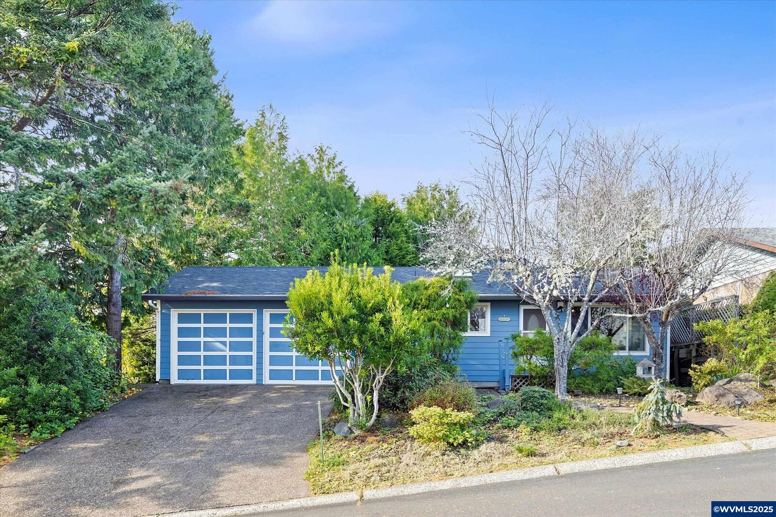 Property Photo: 1420 SE Fairway Dr OR 97394