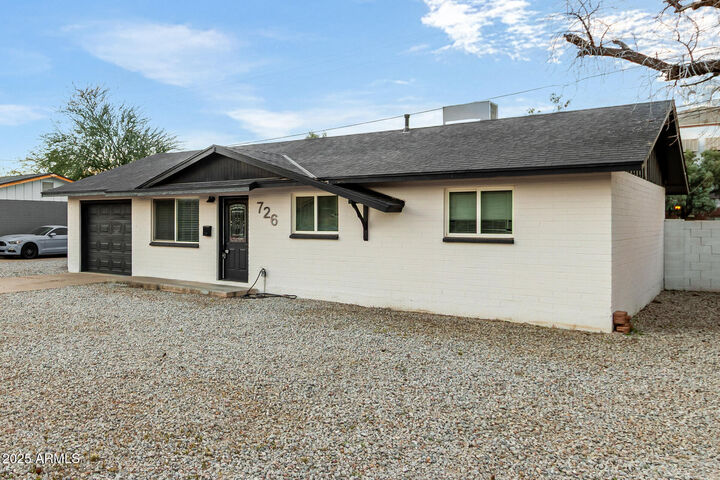 Property Photo: 726 E Vista Del Cerro Drive AZ 85281