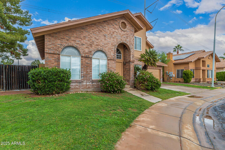 Property Photo: 1132 E Hearne Way AZ 85234