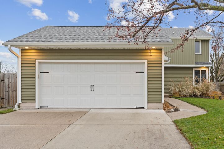 Property Photo:  2516 White Oak Drive  IA 50014 