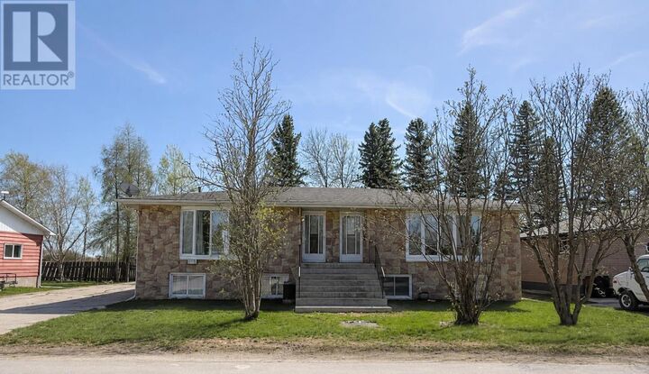 113 Cedar Cres — photo 1
