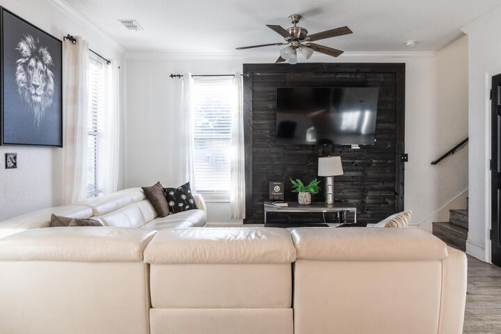 Property Photo: 4555 Village Way FL 32541