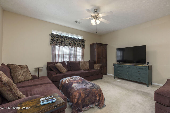 Property Photo: 8405 Moss Garden Dr KY 40219