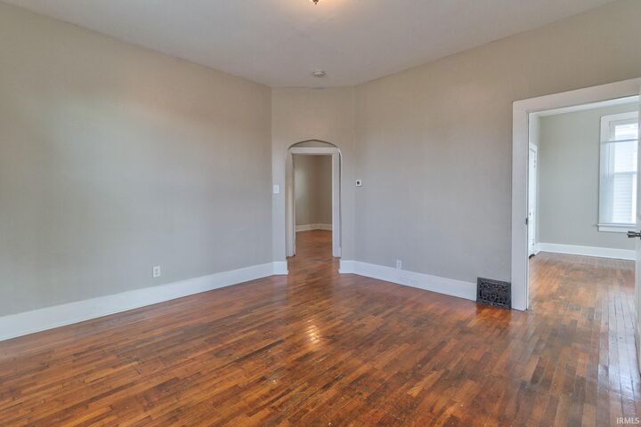 Property Photo:  900 E Walnut Street  IN 47713-2565 