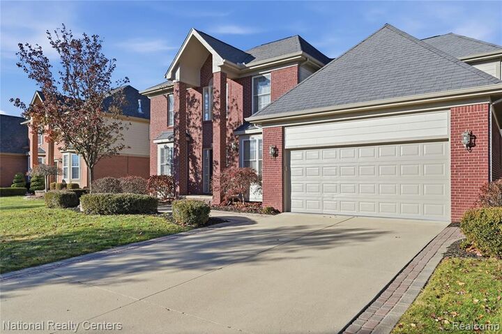 Property Photo:  2573 Cottonwood Drive  MI 48083 6817 