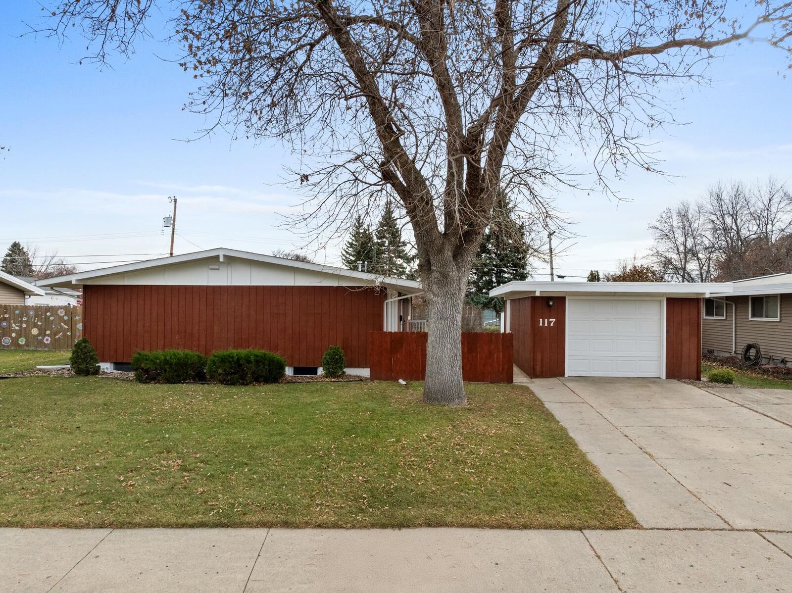 Property Photo: 117 26th St SW ND 58701