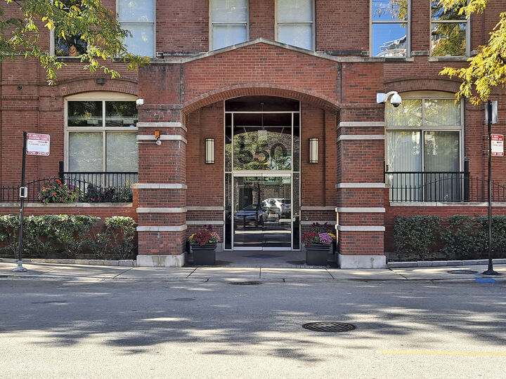 Property Photo: 550 N Kingsbury Street 316 IL 60654