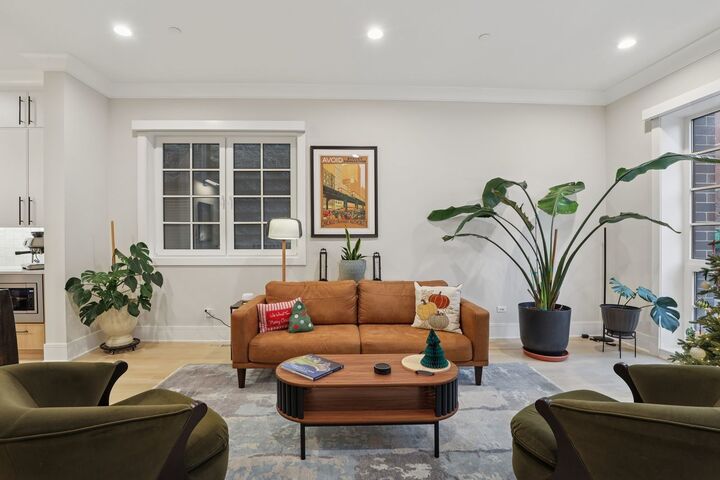 Property Photo:  1934 W Belmont Avenue 1E  IL 60657 