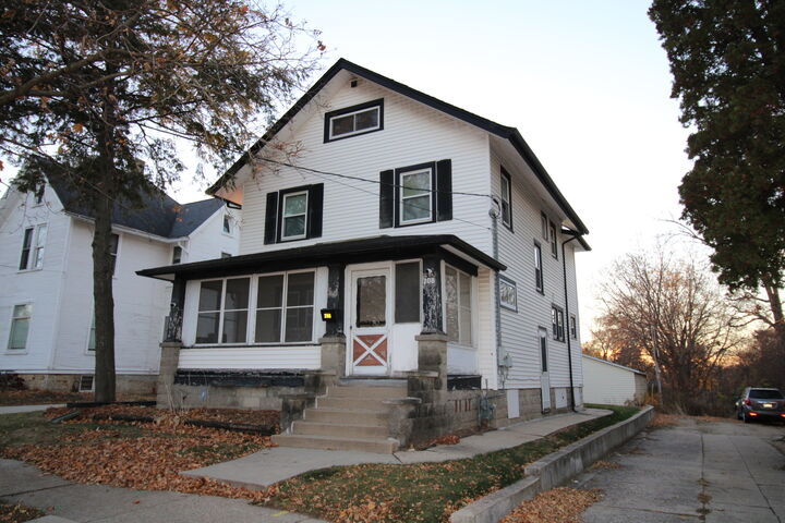 Property Photo:  208 Summit Street  IL 61107 