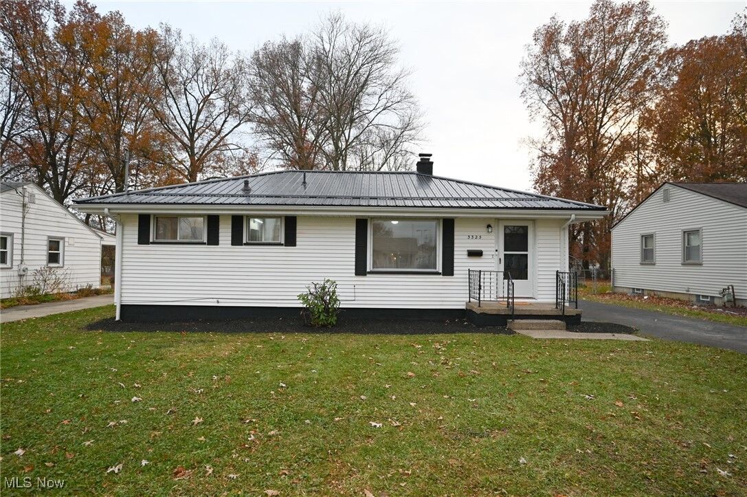 Property Photo:  3325 Sunnybrooke Drive  OH 44511 