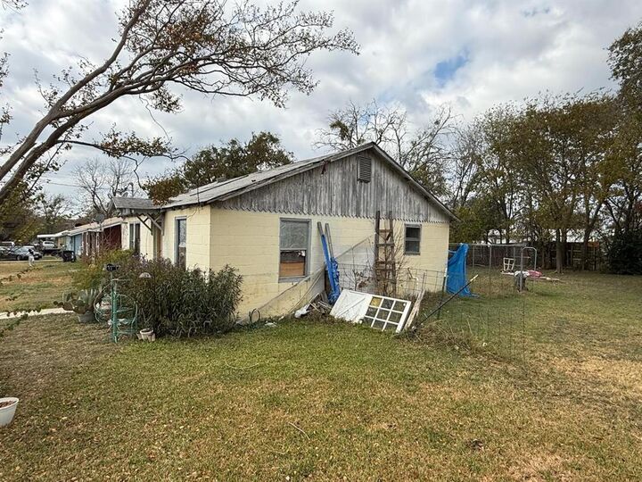 Property Photo:  642 E Lumpkin Street  TX 76665 