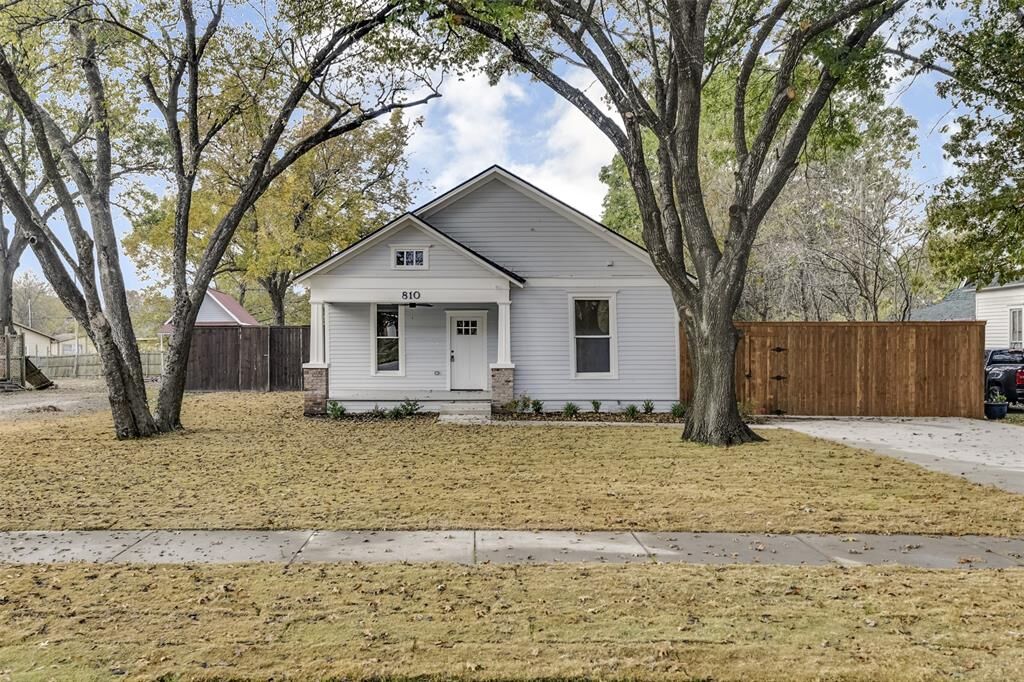 Property Photo: 810 E Marvin Avenue TX 75165