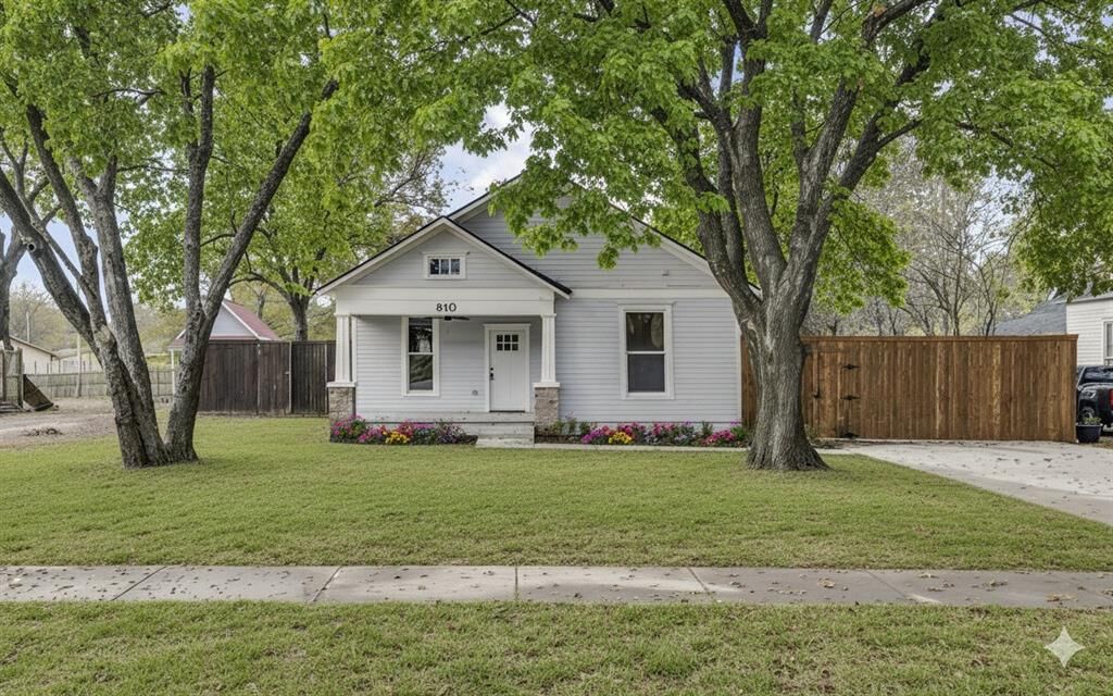 Property Photo:  810 E Marvin Avenue  TX 75165 