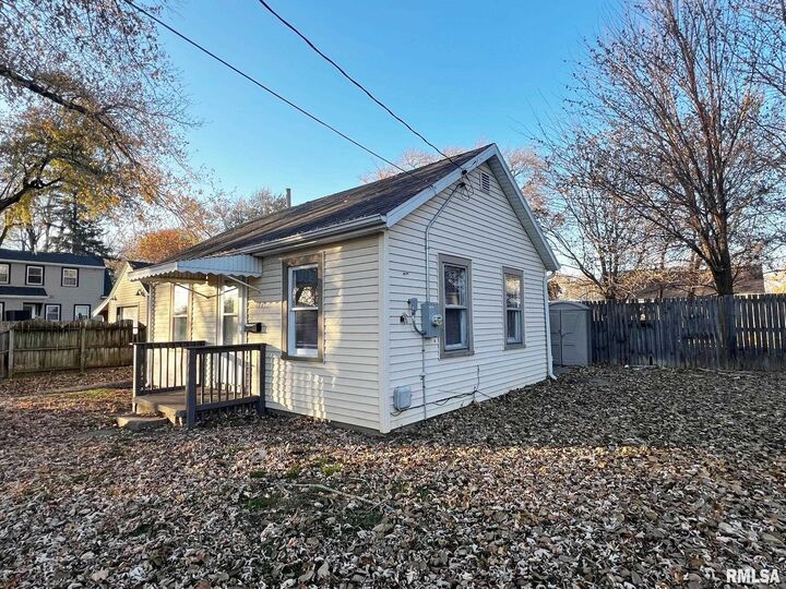 Property Photo:  1411 E Crestwood Drive  IL 61614 