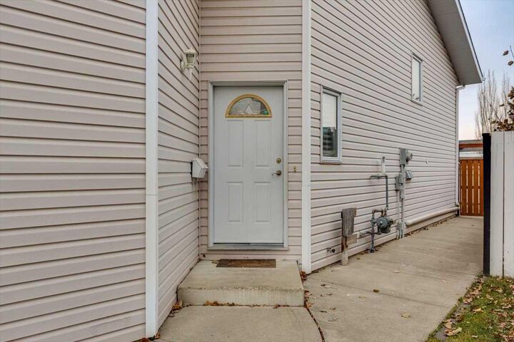 Property Photo:  14 Lawrence Crescent  AB T4R 2P2 