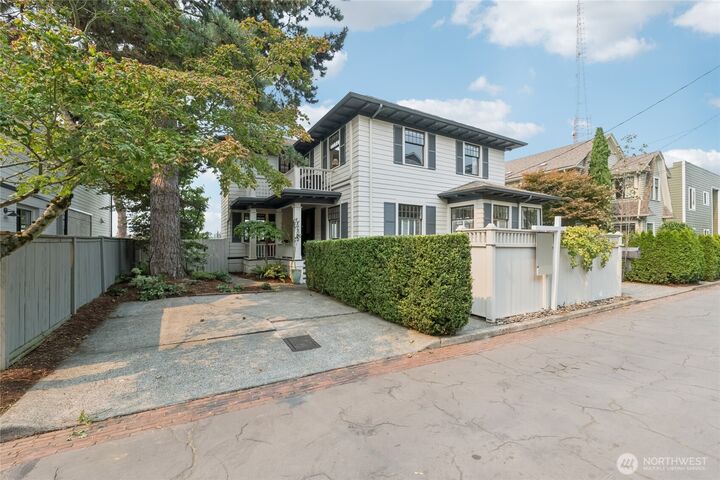 Property Photo:  1407  1st Avenue N  WA 98109 